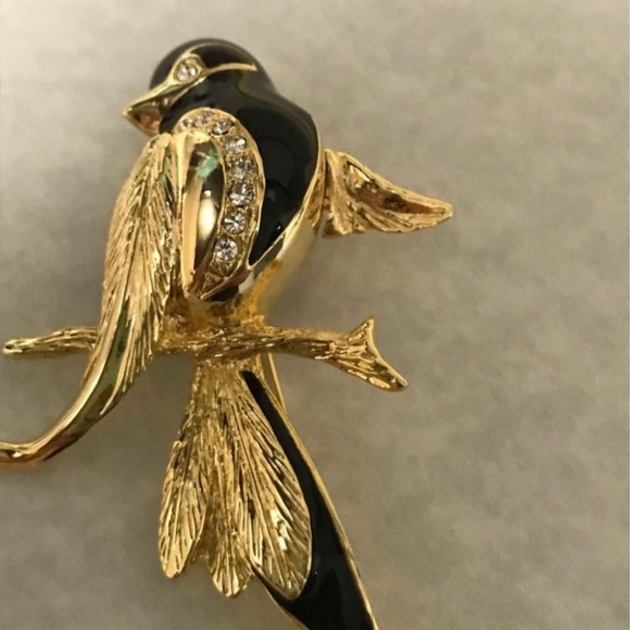 VINTAGE CARVEN UNSIGNED BIRD ENAMELED BROOCH IN BLACK AND GOLD - Picture 4 of 10